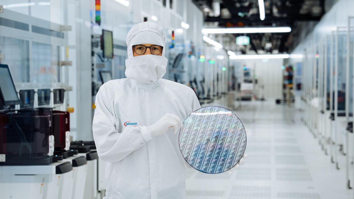 Infineon ist es in der Power-Fab in Villach gelungen, 300-Millimeter-GaN-Wafer auf einer integrierten Pilotlinie in der bestehenden 300-Millimeter-Siliziumproduktion herzustellen