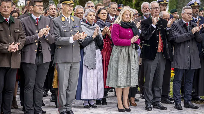 Viel Prominenz bei der Kranzniederlegung in Annabichl: Bürgermeister Christian Scheider, Landesrat Martin Gruber, Militärkommandant Philipp Eder, die Landesrätinnen Gaby Schaunig und Sara Schaar, Bundesratspräsidentin Claudia Arpe, Landtagspräsident Reinhart Rohr und der Landtagsabgeordnete Andreas Scherwitzl (von links). Klicken Sie sich durch die Bilderserie!