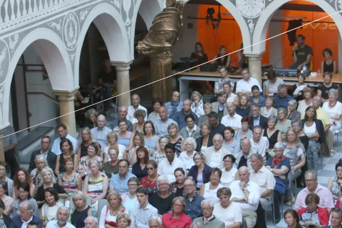 Zahlreiche Musikliebhaber der Alten Musik hatten sich aus diesem Grund beim Konzert des „Miszla Baroque Orchestra“, dem übrigens namhafte Musiker aus ganz Europa angehören, eingefunden.