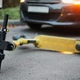 E-Scooter vor einem Auto