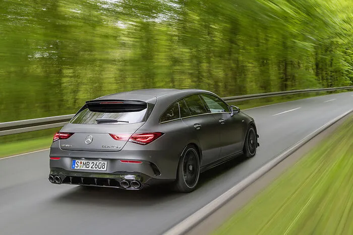 Im Vergleich zum ebenfalls quer eingebauten Vierzylinder in den 35er-Modellen ist der neue Turbobenziner mit 2 Litern Hubraum um 180 Grad um die Hochachse gedreht und das stärkste seiner Art, das in Großserie gebaut wird.