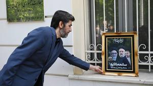 Nicht alle im Iran dürften so trauern wie dieser Mann vor der iranischen Botschaft in Moskau