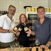 Bierbrauer Richard Lipp, Gattin Christine Lipp-Sunko und Bürgermeister Peter Stradner stoßen mit dem „Unsa Bier“ an