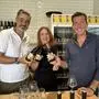 Bierbrauer Richard Lipp, Gattin Christine Lipp-Sunko und Bürgermeister Peter Stradner stoßen mit dem „Unsa Bier“ an