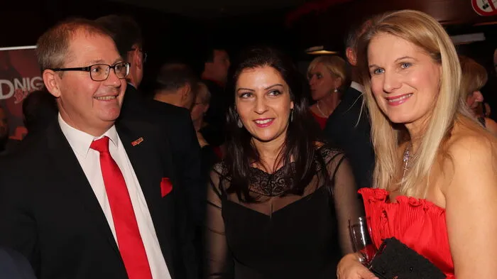Bürgermeister Bernd Osprian und sein Red Night Team mit Josef Schüller, Thomas Theissl, Jochen Bocksrucker, Andreas Albrecher und Gudrun Windisch haben gemeinsam mit dem Deko-Atelier Sandra Guschnegg das Volkshaus ein außergewöhnliches Design verpasst und bei den Gästen große Begeisterung ausgelöst.
