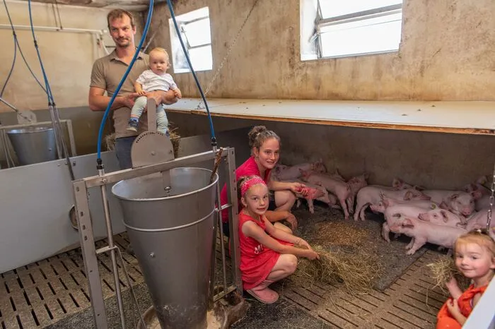 Bei Elisa und Johannes Neubauer sind die Kinder Katharina, Greta und Johannes häufig mit im Stall dabei.