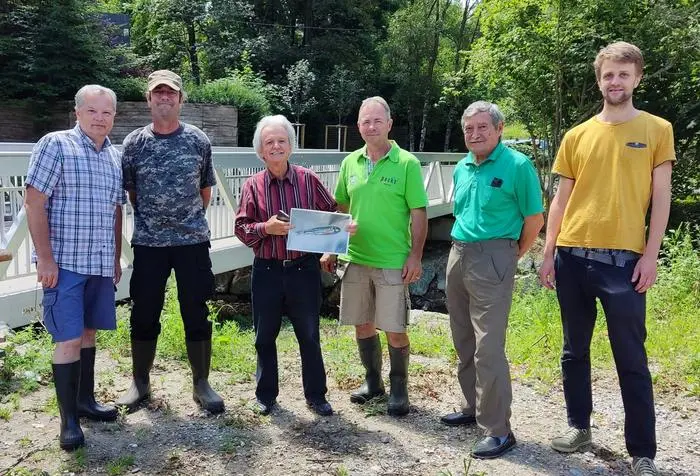 Besatz der Elritzen im Ragnitzbach: Bezirksvorsteher und Fischereiaufseher Josef Schuster, Ökologe Albert Rechberger, Naturschutzbund-Präsident Johannes Gepp, Fischzüchter Thomas Pock Joe Tertinegg und Oliver Zweidick (Naturschutzbund-Projektleiter)