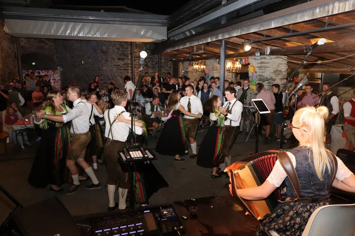 Die Landjugend Zweinitz mit Obmann Gerald Frießnegger, Leiterin Hannah Salbrechter und Simone Pogatschnig (Sterische Harmonika) beim Auftanzen.