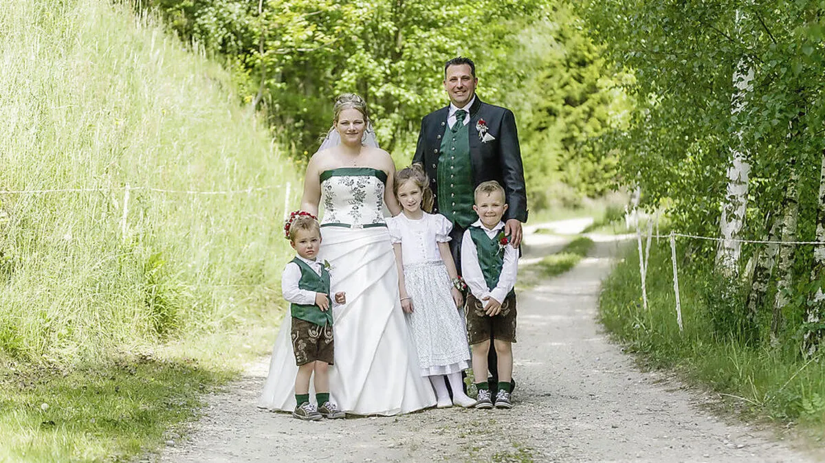 Jasmin Leber und Hubert Raffling mit ihren drei Kindern