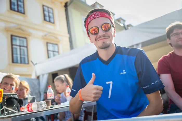 ... Was solls! Am Triumph der Franzosen und den zufriedenen Gesichtern ihrer Fans änderte das nichts. Auch nicht...