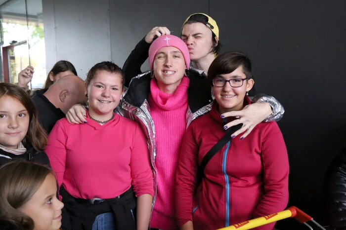 Und wie schon in St. Veit waren am Sonntagnachmittag die Fans in Scharen gekommen, um sich vom Rapper ein handsigniertes Autogramm zu holen oder mit ihm ein Selfie zu machen. 