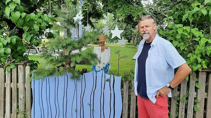 Josef Ganster mit seiner "Sterntaler"-Vogelscheuche am Höchkogelweg