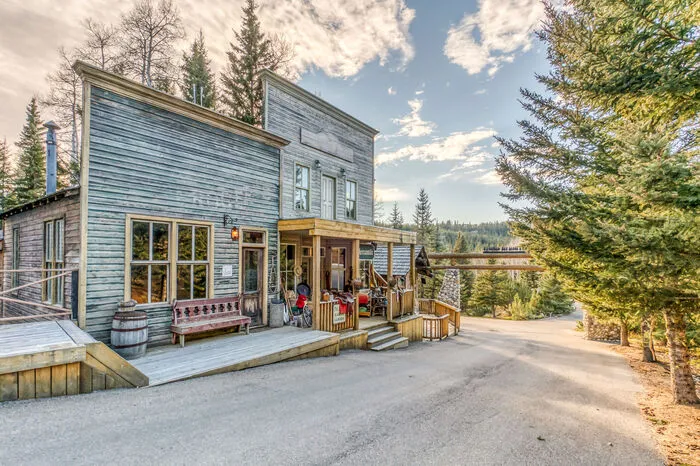 Von der Lodge aus führt der Hauptweg weiter durch ein Tor zum Herzen der Ranch, die Westernstadt "Big Whiskey".