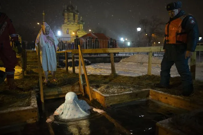 Bei Temperaturen um den Gefrierpunkt beteiligten sich in der Nacht auf Samstag allein in Moskau mehr als 270.000 Menschen an der Zeremonie, wie die Agentur Ria Nowosti meldete. Landesweit wurden 2,4 Millionen Menschen gezählt.