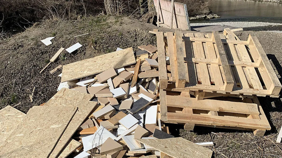 Ein Teil des Mülls, der an der Enns abgeladen worden ist