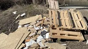 Ein Teil des Mülls, der an der Enns abgeladen worden ist