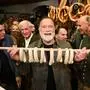 Hausherr Balthasar Hauser, Arnold Schwarzenegger und Fritz Strobl genießen schon die Spezialität des Stanglwirts