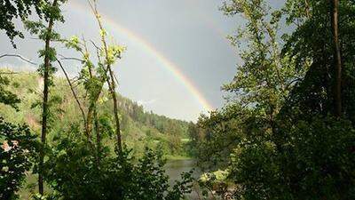 Ein Regenbogen zeigt die Ruhe nach dem Sturm in Villach