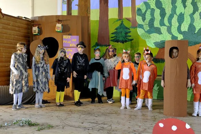Als er plötzlich wieder sprechen kann, entschuldigen sich die Kinder und nehmen ihn wieder in ihre Gemeinschaft auf.