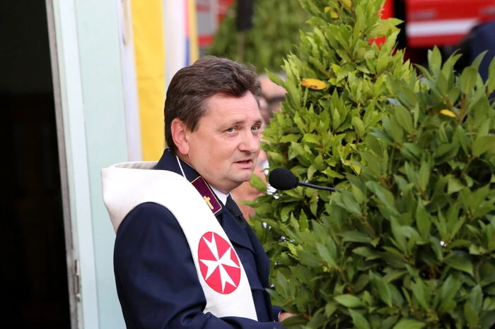 Gelungener Auftakt: Die Segnung des neuen Tanklöschfahrzeuges TLFA2000 durch Pfarrer Franjo Vidovic. 