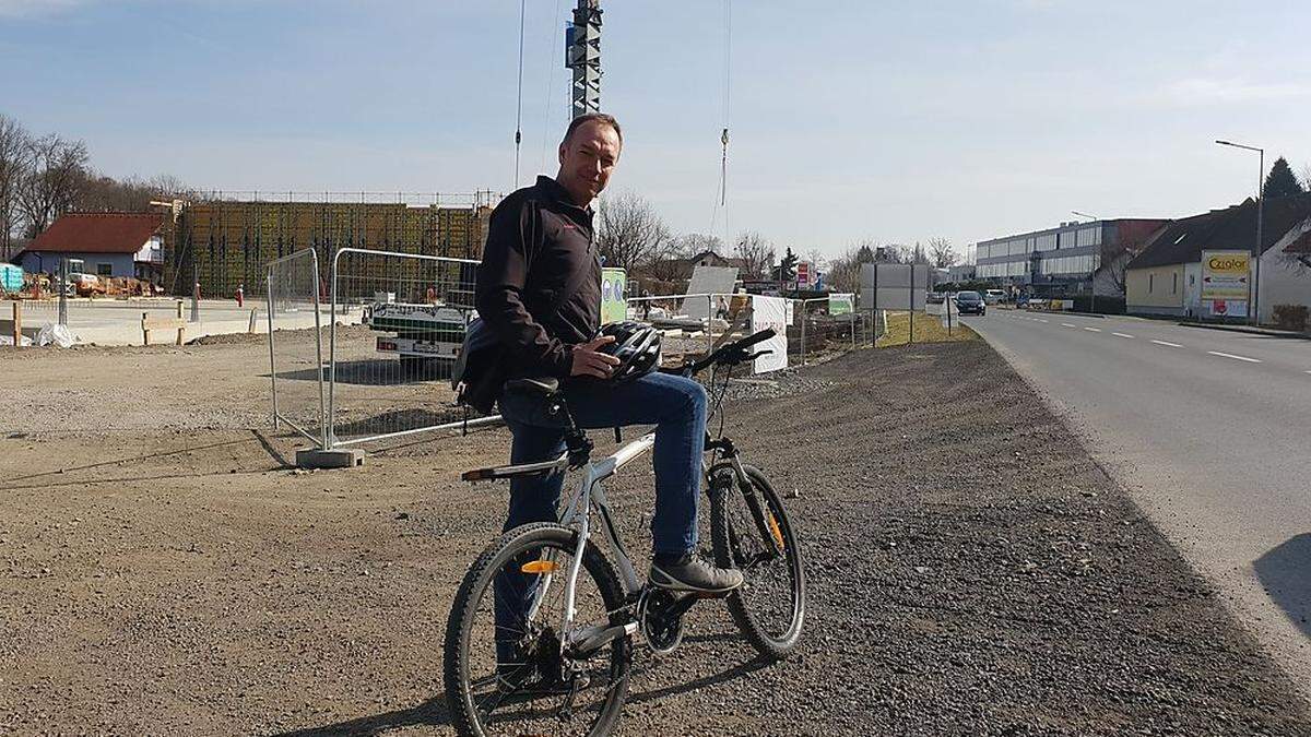 Projektleiter Manfred Mikl ist mit dem Rad unterwegs. Auf der B 69 soll in einem der ersten Projektschritte ein Radweg entstehen