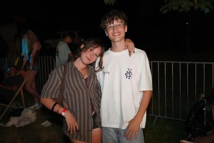 So kamen auch am vergangenen Freitag, am letzten Schultag vor den Sommerferien, rund 400 Besucherinnen und Besucher ins Freibad und feierten mit Getränke-Aktionen, darunter auch alkoholfreien Cocktails von Streetwork, in den Abend.