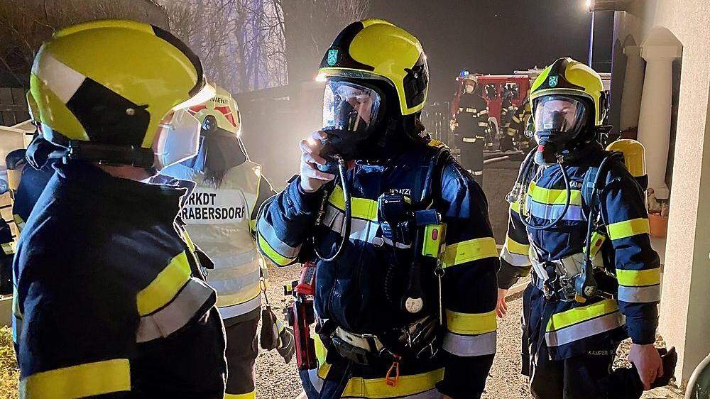 Die Feuerwehr Gnas bekämpfte den Brand unter Einsatz eines Atemschutztrupps 