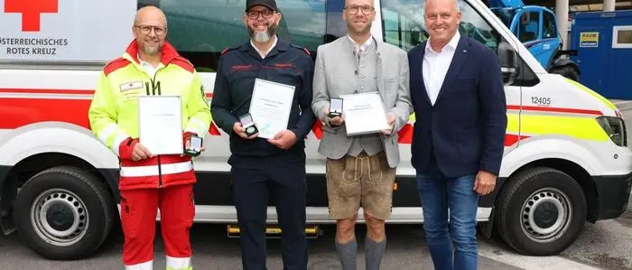 Die Lebensretter Helmut Bartl (Rotes Kreuz Schladming), Günter Payrich (FF Schladming), Primar Maximilian Umathum (Klinik Diakonissen Schladming) mit LH Mario Kunasek
