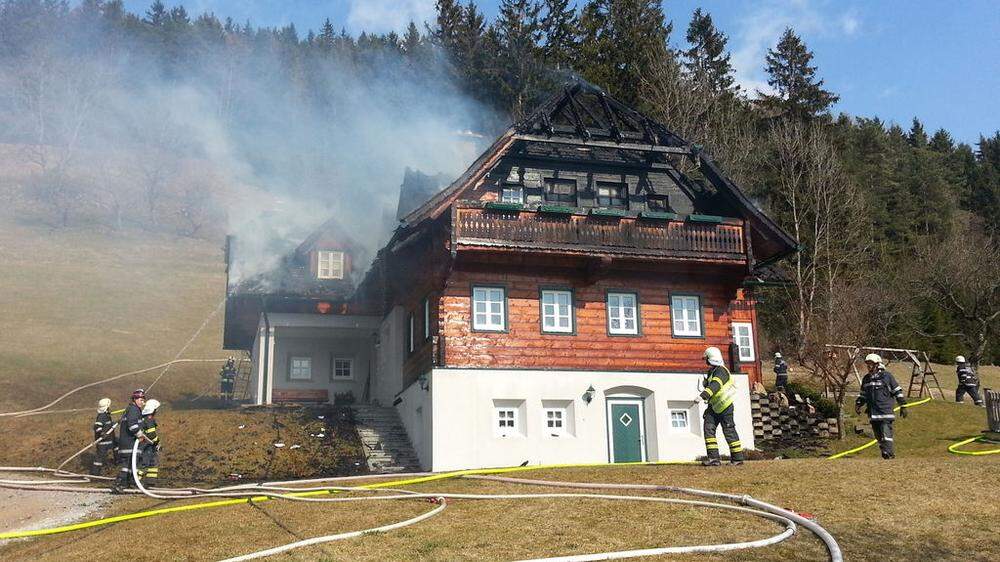 Der Dachstuhl in Fladnitzberg brannte aus
