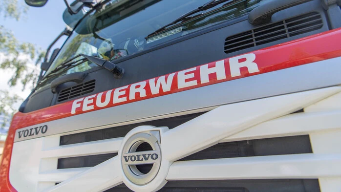 Eine nahe Aufnahme eines Feuerwehrautos. Darauf ist deutlich das Wort „Feuerwehr“ zu lesen.