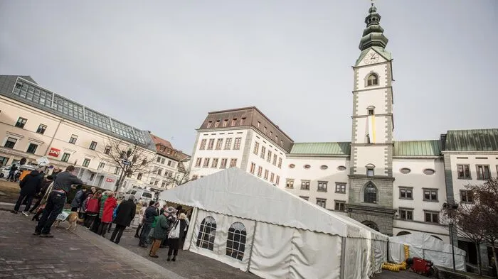 Bereits um 13 Uhr trafen zur Bischofsweihe von Josef Marketz am Sonntag zahlreiche Gläubige beim Klagenfurter Dom ein.