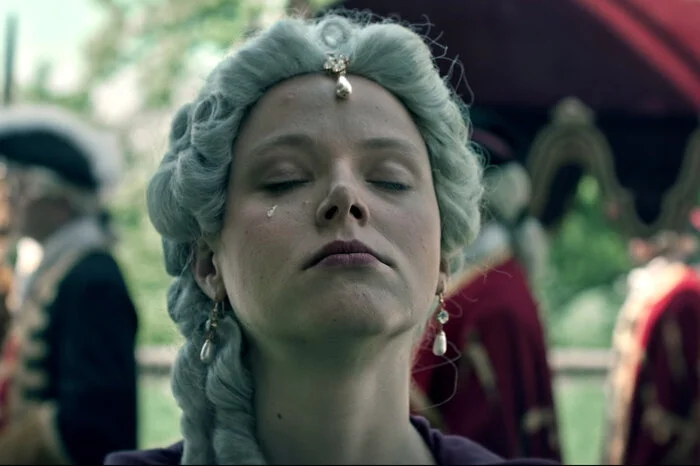 Sie steht im Zentrum des Geschehens: die junge Maria Theresia - hinreißend und mit rostiger Stimme verkörpert von Burgtheater-Nachwuchsstar Marie-Luise Stockinger.