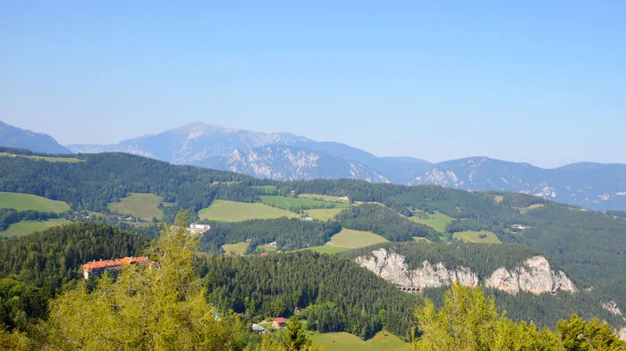 Das "Silbererschlössl" liegt in ca. 960 m Seehöhe eingebettet in die idyllische Bergwelt des Semmering-Passes, nur rund eine Stunde von Wien entfernt. Für einen unverkennbaren Wow-Effekt sorgt der atemberaubende Ausblick vom Schlössl über die Baumwipfel auf die Weltcupstrecke bis zum Schneeberg und zur Rax.