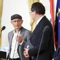 Die Pressekonferenz nach erzieltem Kompromiss im Bundeskanzleramt: Finanzminister Markus Marterbauer (SPÖ), Umweltminister Norbert Totschnig (ÖVP) und Klimasprecher Michael Bernhard (Neos)