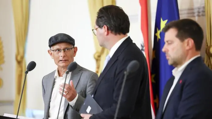 Die Pressekonferenz nach erzieltem Kompromiss im Bundeskanzleramt: Finanzminister Markus Marterbauer (SPÖ), Umweltminister Norbert Totschnig (ÖVP) und Klimasprecher Michael Bernhard (Neos)