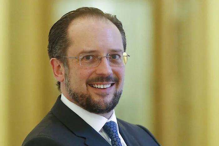 Außenminister: Den Politzirkus kennt Alexander Schallenberg nur zu gut. Ins Außenamt kam der Diplomat adeliger Herkunft bereits vor mehr als 20 Jahren. Mit dem Aufstieg von Sebastian Kurz (ÖVP) ins Bundeskanzleramt gelang dem langjährigen Pressesprecher mehrerer Außenminister auch sein größter Karrieresprung. Zuletzt leitete Schallenberg die EU-Koordinationssektion im Bundeskanzleramt.  Die Diplomatie wurde Schallenberg quasi in die Wiege gelegt. 1969 in Bern als Sohn des Botschafters und späteren Generalsekretärs im Außenministerium (1992 bis 1996), Wolfgang Schallenberg, geboren, wuchs er in Indien, Spanien und Frankreich auf. Von 1989 bis 1994 studierte er Rechtswissenschaften in Wien und Paris, danach Europäisches Recht am Europacollege im belgischen Brügge.