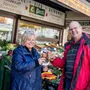 Hermine (66) und Ernst Pertl (64) stoßen auf 31 erfolgreiche Jahre als Marktstandler an