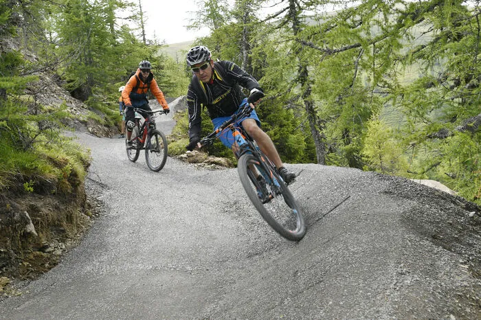 Einige Streckenabschnitte sind bereits fertig: Für den Fototermin testeten Bikerprofis die Steilkurven.