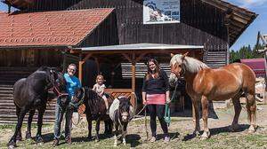 Fotograf Philipp Kogler sowie Brigitta Penz mit Tochter Hanna (3) in „Brixis bunter Ponywelt“