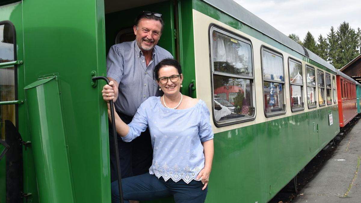 Die Flascherlzug-Wirte Gabriele und Harald Florian-Schaar suchen einen Namen für die neuen Waggons 