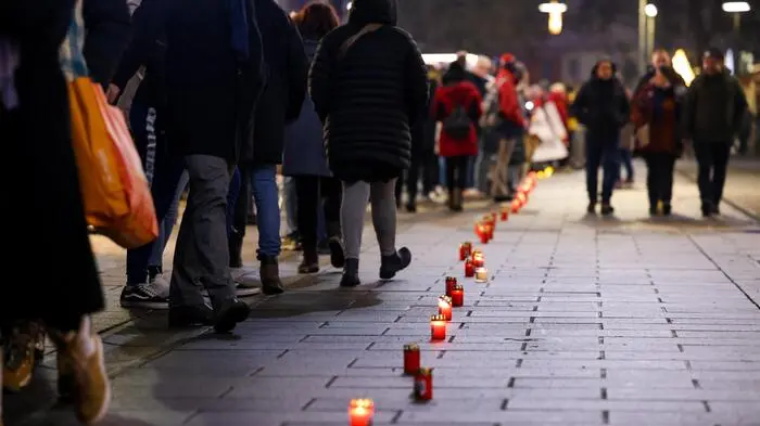 Menschen und Lichterkette, 75 Jahre UNO Menschenrechtsdeklaration, Herrengasse, Graz am 09. Dezember, Fotograf: Stefan Pajman