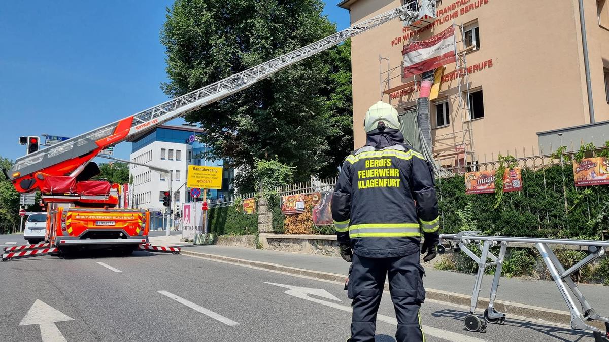Die Berufsfeuerwehr Klagenfurt barg den Mann über eine Drehleiter