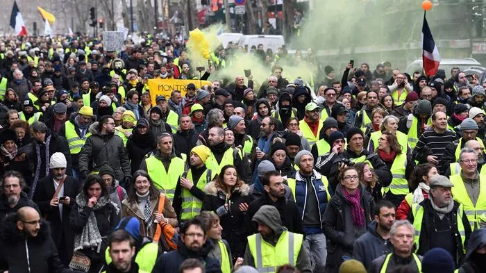 Seit Wochen protestieren die Gelbwesten in Frankreich gegen die Politik von Staatschef Emmanuel Macron. Dabei kam es auch immer wieder zu gewalttätigen Auseinandersetzungen mit Ordnungskräften und Verwüstungen.
