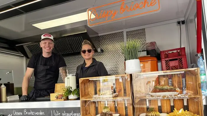 Haben eigene „Crispy Brioches“ kreiert: Manu und Flo aus Villach beim Streetfood-Markt in Weiz