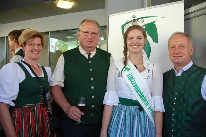 Auch die Lipizzanerheimatprinzessin kam zum Anstoßen.