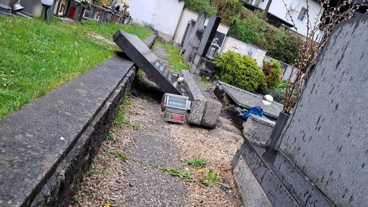 Auf dem Friedhof war ein Grabstein umgestürzt