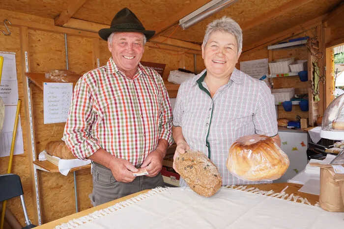 Bei der Bauernmarkt Obfrau Krimhilde Wadlig gab es unter anderm Brot und Kärntner Reindling