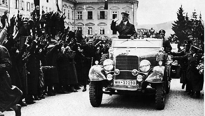 Hitler überschreitet in seiner Geburtsstadt Braunau die Grenze 