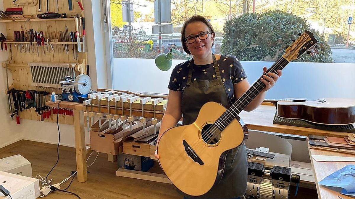 Mindestens 130 Stunden arbeitet Tamara Koller an der Herstellung einer Gitarre