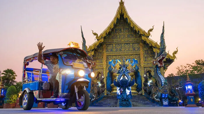 Neben den zahlreichen Mopeds und Autos dominieren die Tuk Tuks das Straßenbild Bangkoks. Sie eignen sich gut als Taxis und bringen einen auf außergewöhnliche Weise von A nach B.